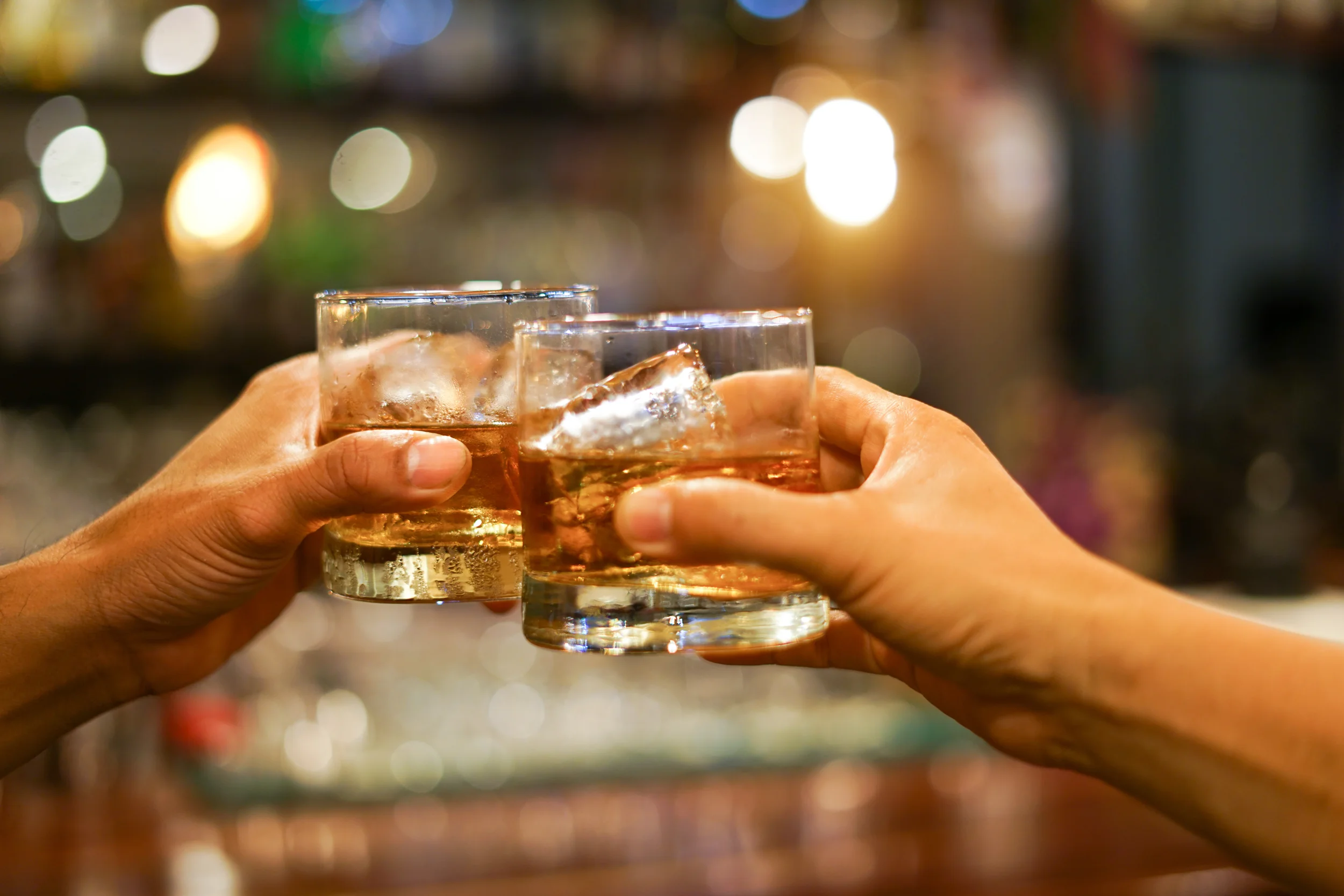 people clinking their glasses while on the Kentucky bourbon trail