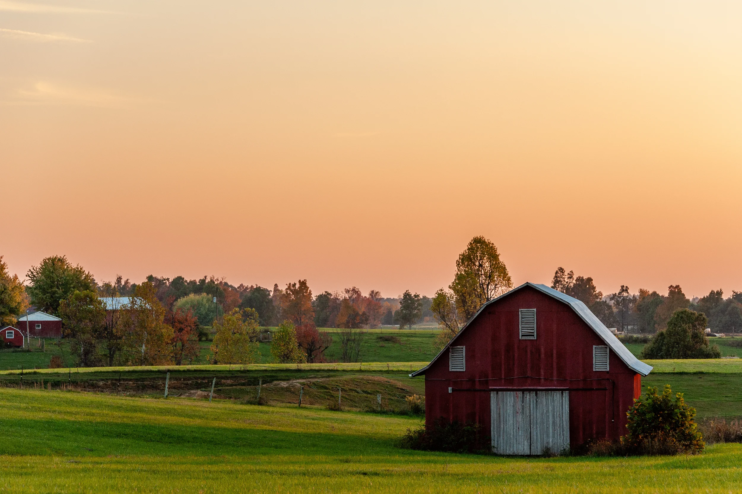 a barn in kentucky along the kentucky bourbon trail